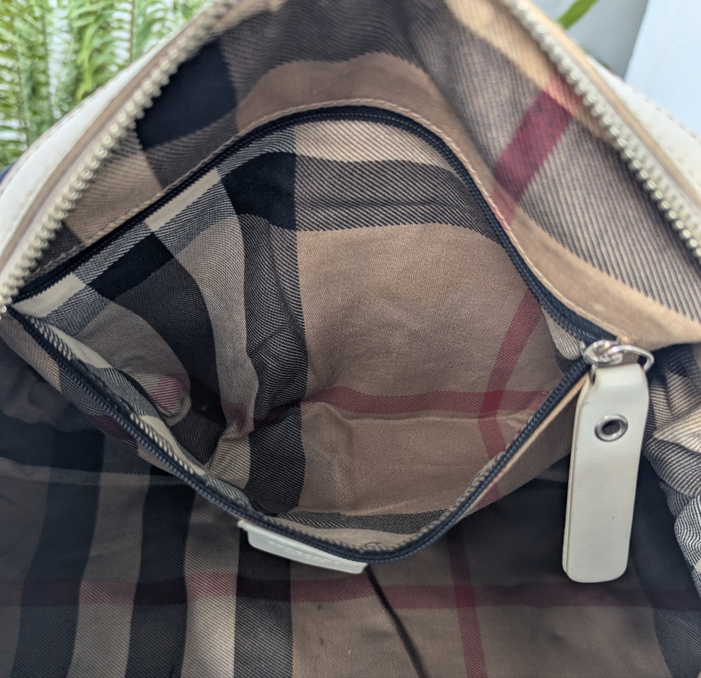 🌹 Burberry Black Bag with Classic Check Interior - Picture 4 of 13